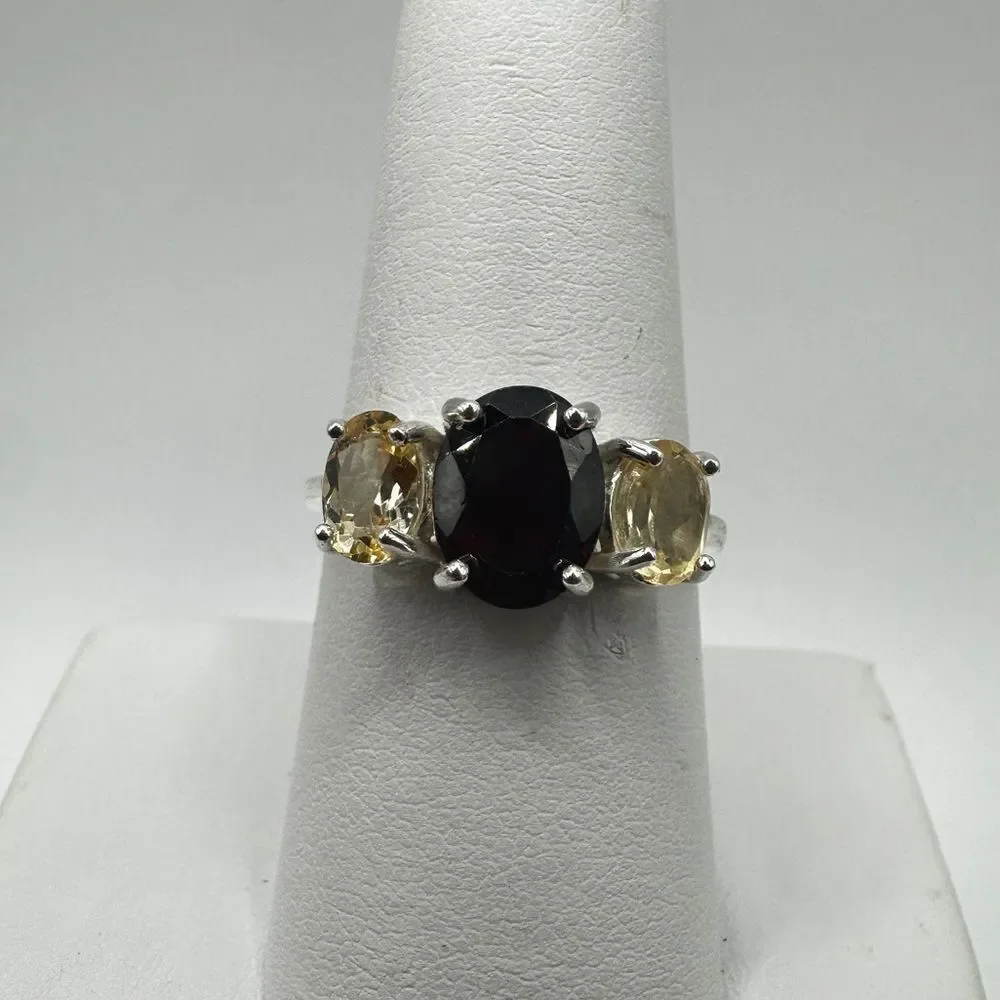 NWOT faceted, oval cut garnet and accent citrines ring‎ in sterling silver!